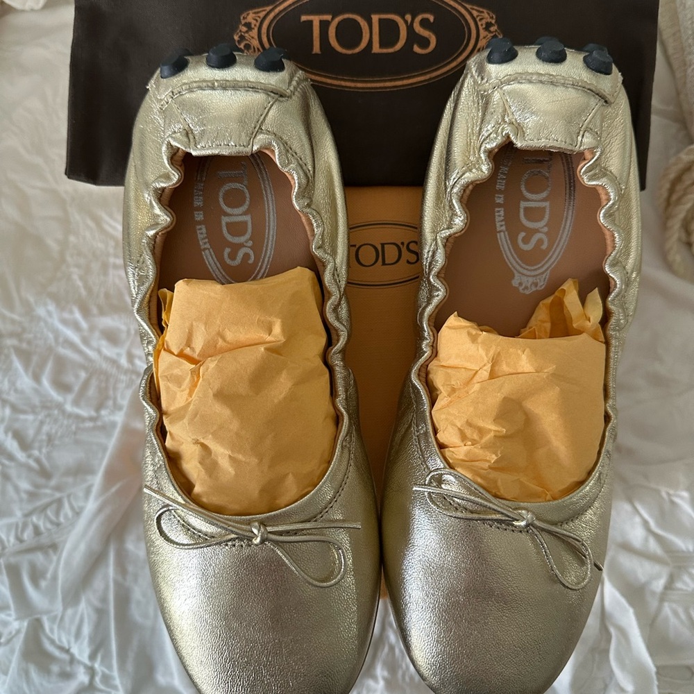 NWT Tod’s gold moccasin driving shoe size 37.5